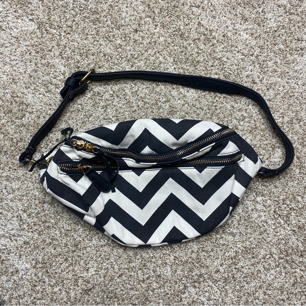 Crossbody Shoulder Bag, Hip Bag, Fanny Pack, Black & White Chevron NWOT